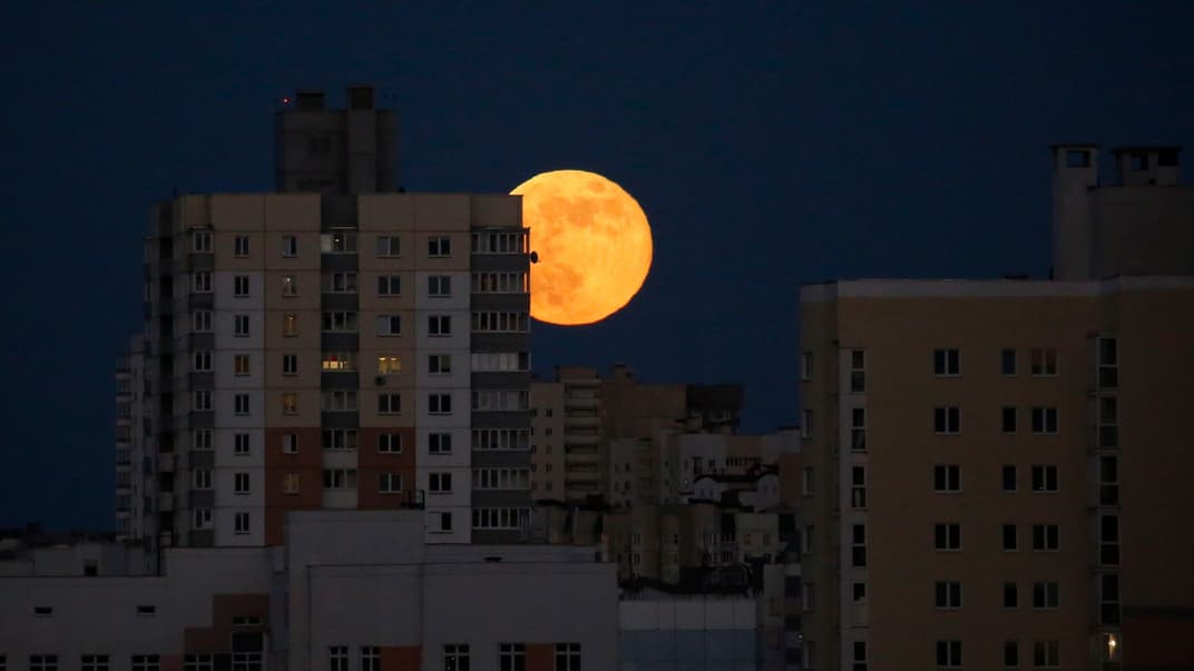 Супермісяць над будинками у Мінську, Білорусь, 7 травня 2020 року