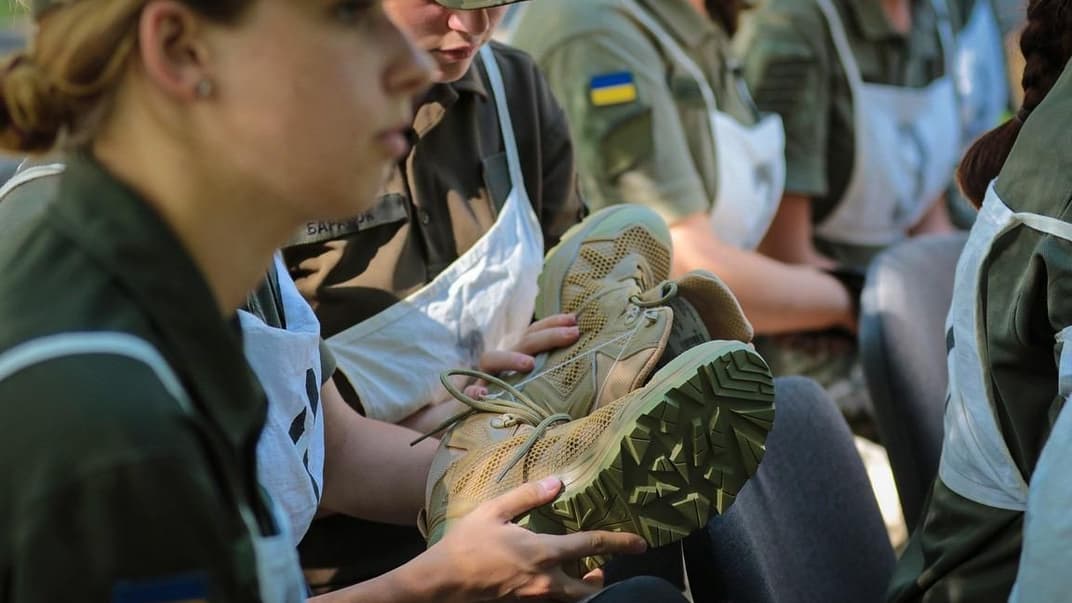 Министр обороны Украины Андрей Таран встретился с курсантками Военного института Киевского национального университета имени Тараса Шевченко и участниками военного парада