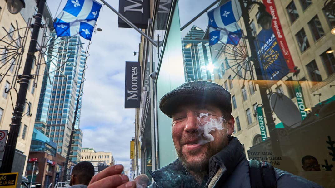 Чоловік курить цигарку з марихуаною («косяк»), який він щойно придбав в авторизованому магазині в перший день легального продажу канабіса, Монреаль, Канада, 17 жовтня 2018 року