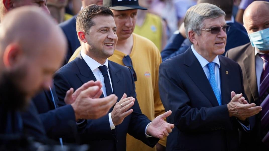 Президент Володимир Зеленський разом із президентом Міжнародного олімпійського комітету Томасом Бахом (праворуч)