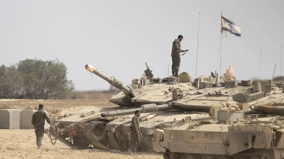 Ізраїльські солдати біля танків у пункті збору поблизу кордону із Сектором Гази