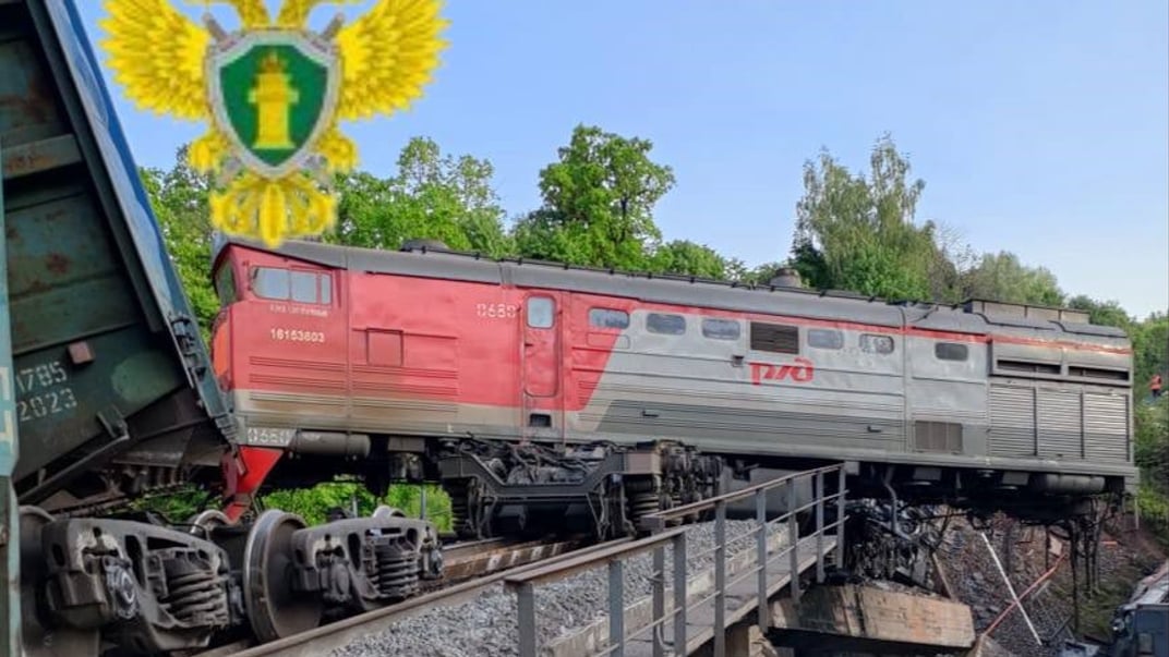 Поїзд після падіння з моста на Курщині