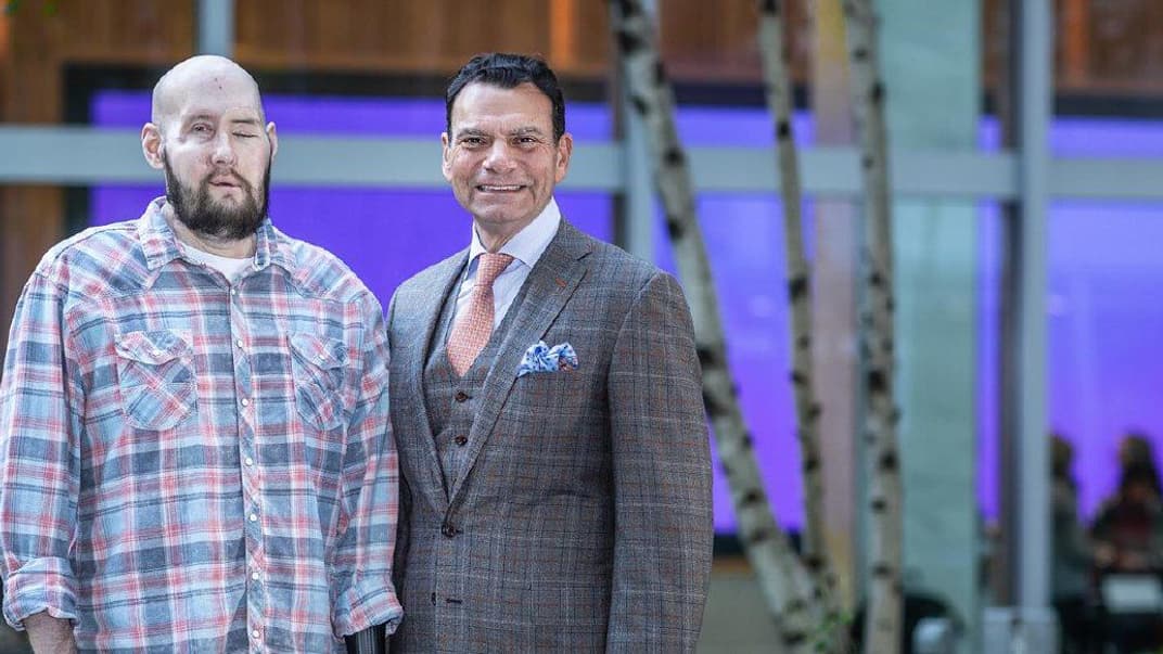 Ветеран Аарон Джеймс, которому трансплатнтировали глаз, и врач Эдуардо Родригес