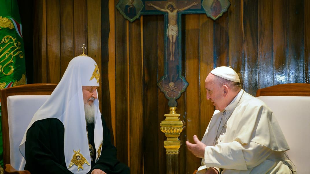 Ілюстративне фото. Глава РПЦ патріарх кирило (ліворуч) і Папа Франциск розмовляють під час зустрічі в аеропорту Хосе Марті в Гавані, Куба, 12 лютого 2016 року