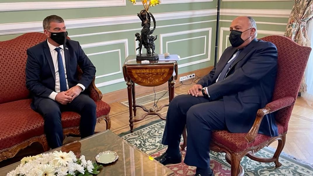 Министр иностранных дел Израиля Габи Ашкенази на встрече с министром иностранных дел Египта Самехом Шукри 30 мая 2021 года