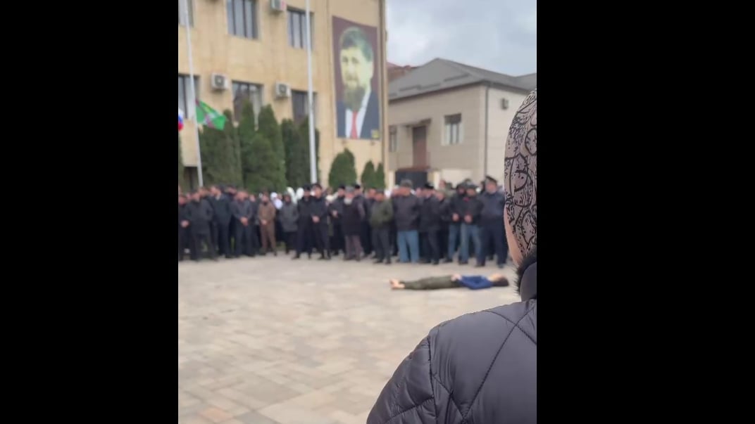У Чечні виставили напоказ тіло підлітка, вбитого після нападу на поліцію. Кадиров погрожує вислати його сім’ю