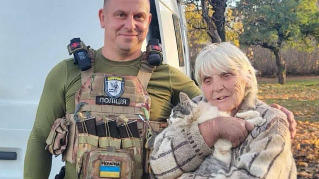 Раиса Костричко, эвакуированная из Авдеевки, обнимает свою кошку