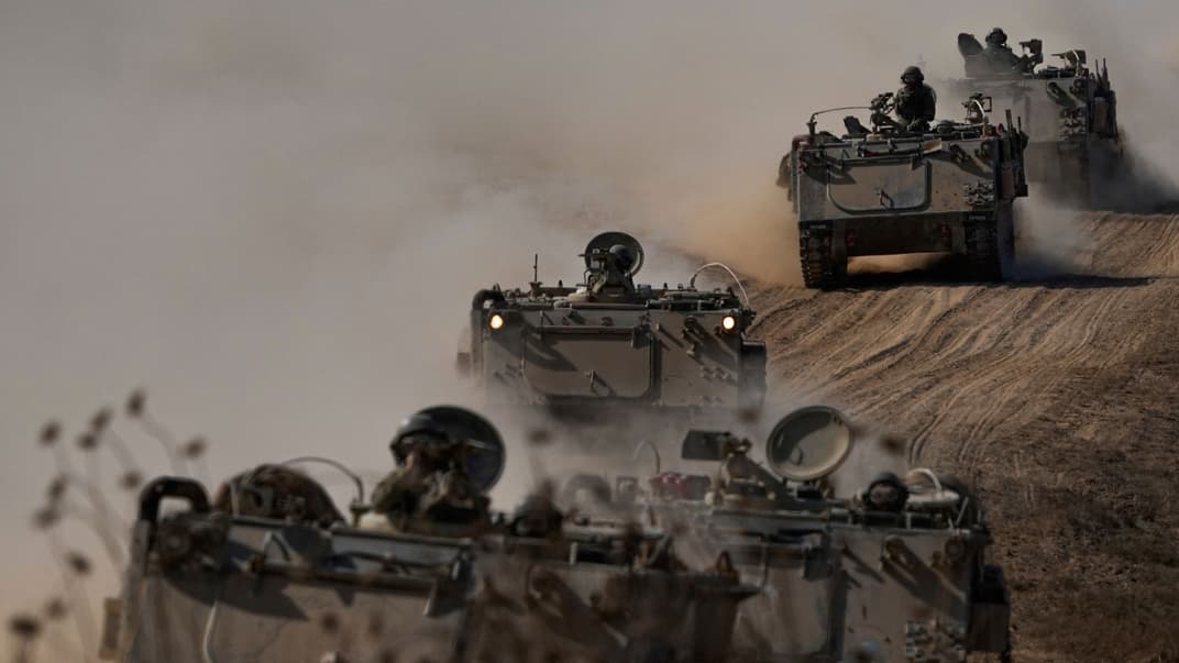 Израильские бронетранспортеры направляются к границе с Сектором Газа, 13 октября 2023 года
