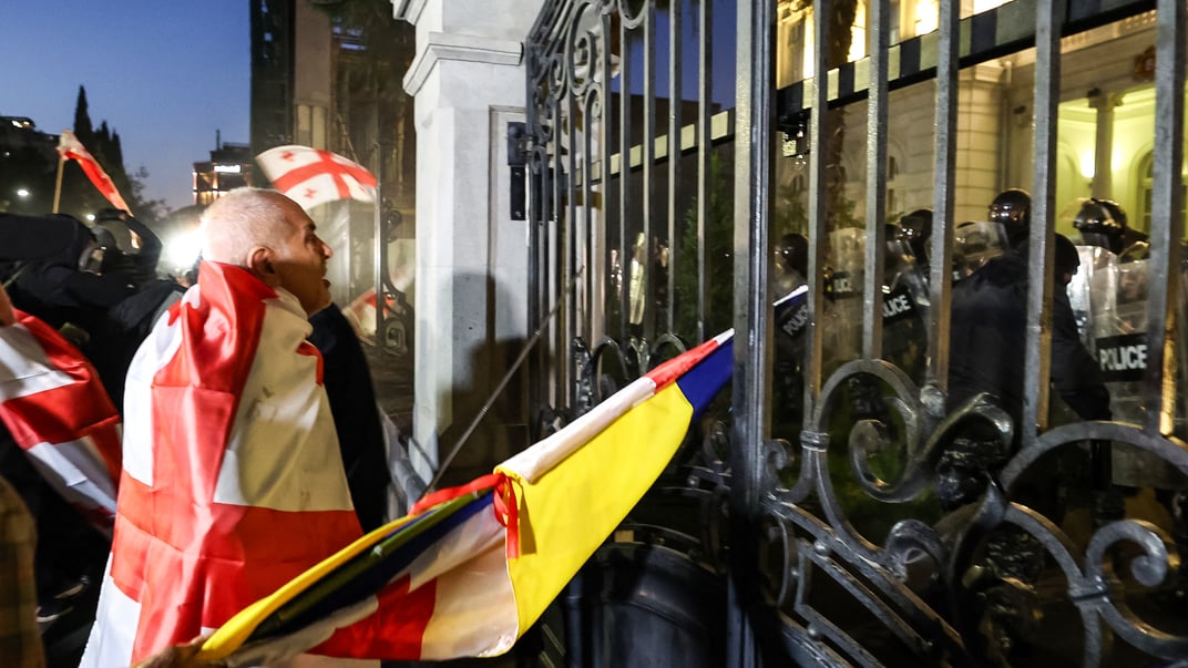 Протестувальники зіткнулися з поліцією, намагаючись увірватися на територію президентського палацу, Тбілісі, 4 жовтня 2025 року