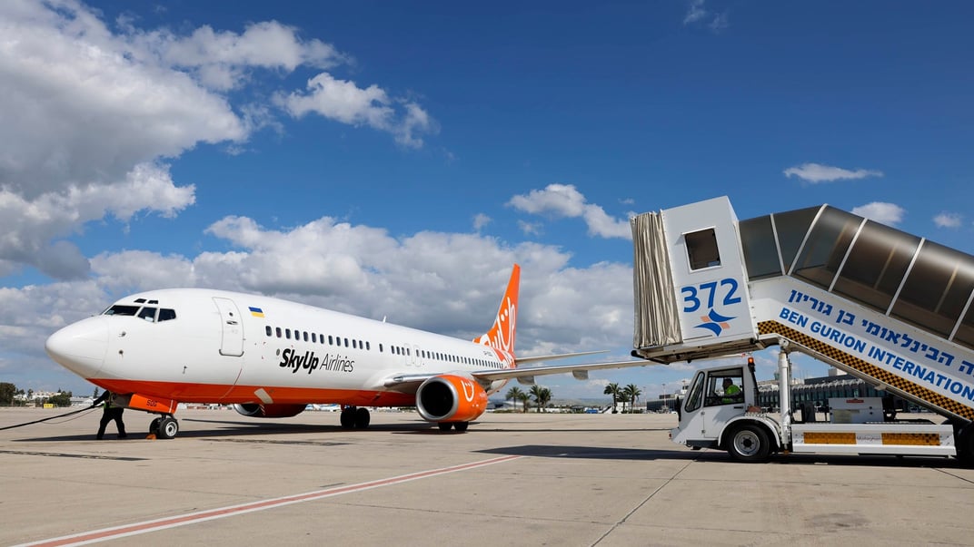 Иллюстративное фото. Самолет SkyUp в израильском аэропорту