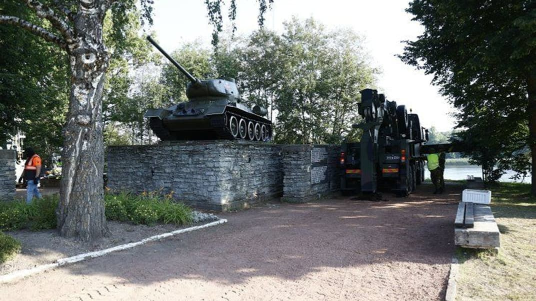 Памятник советскому танку в городе Нарва перед демонтажем, 16 августа 2022 года