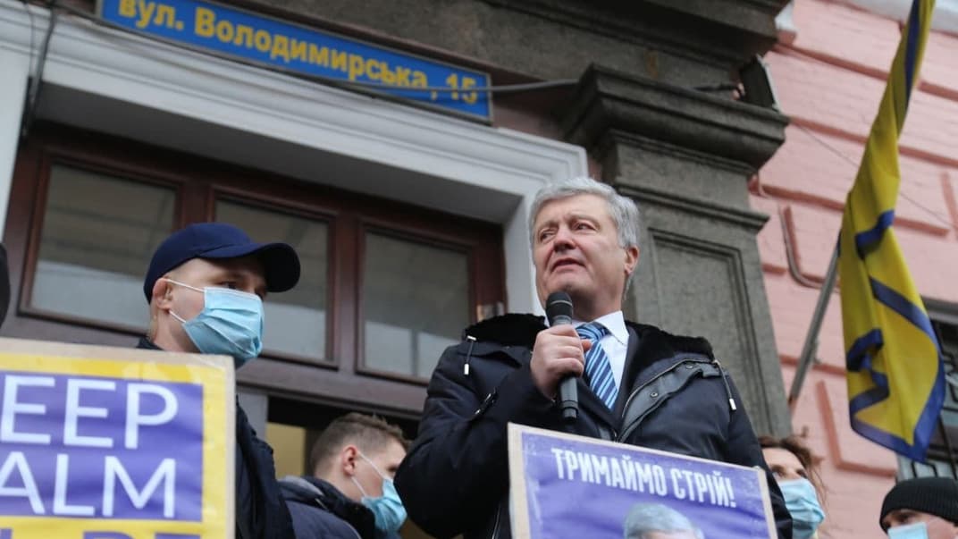 Петро Порошенко біля Печерського райсуду Києва перед початком засідання, 17 січня 2022 року