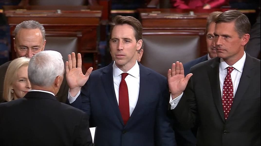 Член Республиканской партии Джош Гоули дает присягу сенатора после победы на выборах. Вашингтон, США, 10 января 2019 года