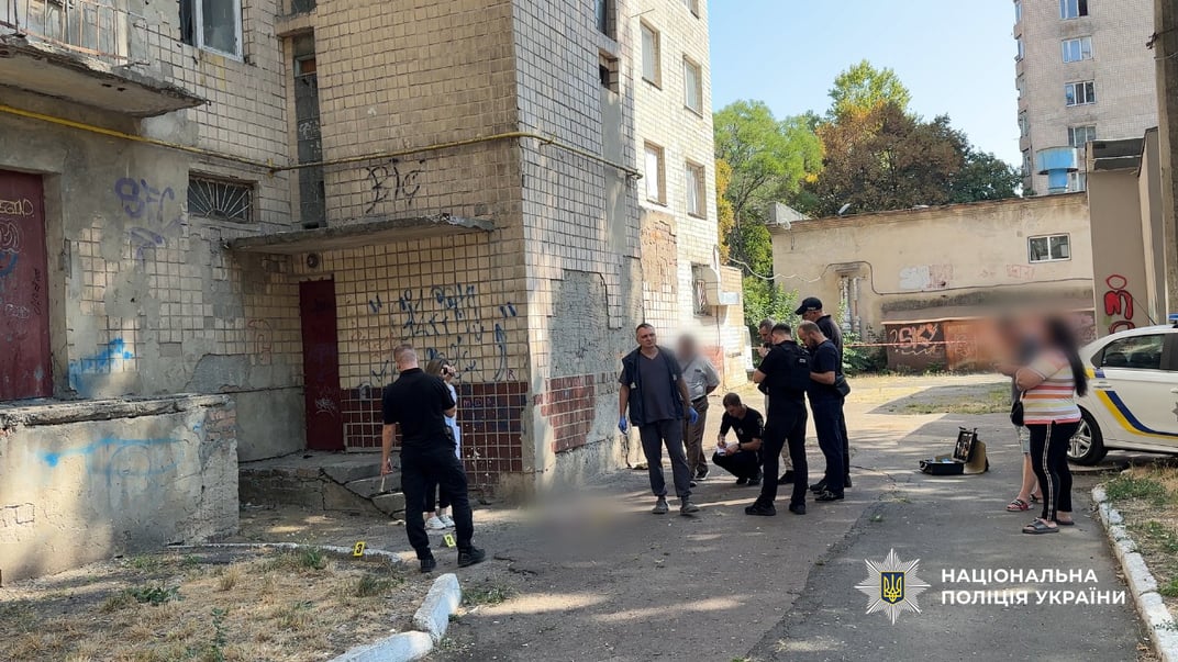 Слідчі дії на місці інциденту під гуртожитком в Одесі