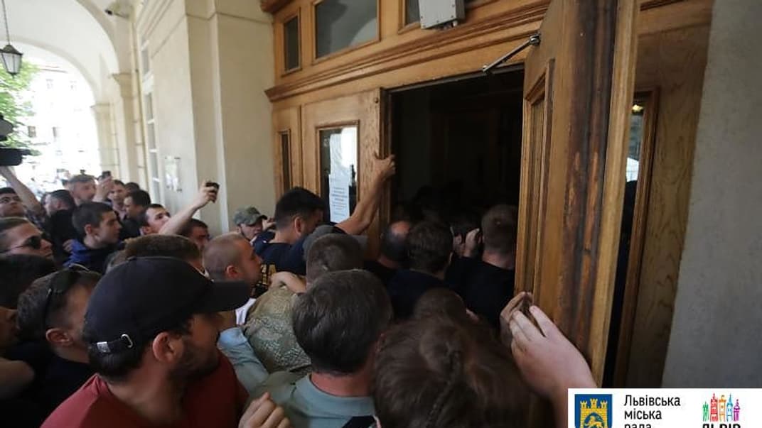 Во Львове протестующие выломали двери горсовета