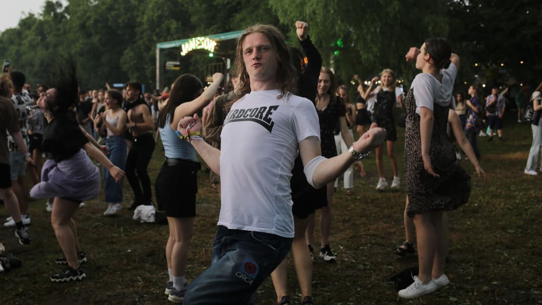 Відвідувачі фестивалю Atlas Weekend танцюють під сценою після зливи, 6 липня 2021 року