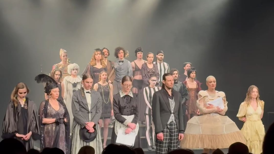 Актори Молодого театру після вистави попросили глядачів вислухати їх та розповіли про справу режисера Андрія Білоуса