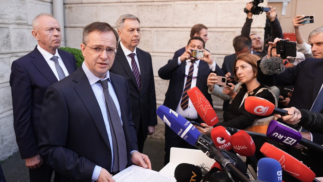 Глава российской делегации для переговоров с Украиной Владимир Мединский выступает перед российскими пропагандистами и иностранными медиа в Стамбуле, 15 мая 2025 года