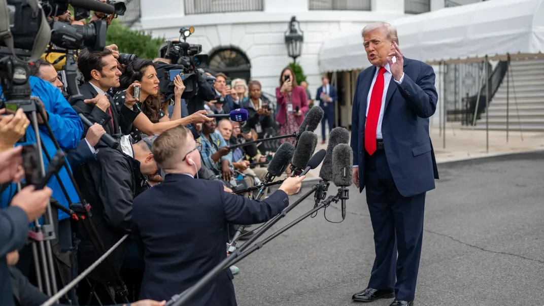 Президент США Дональд Трамп говорить із журналістами
