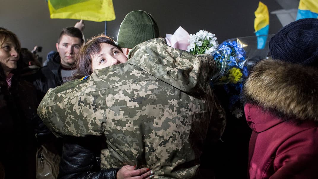 Трехсторонняя контактная группа в Минске договорились об обмене пленных в формате «всех установленных на всех установленных», но количество людей, которые вернутся домой пока неизвестна (на фото — встреча освобожденных пленных в аэропорту «Борисполь» 27 декабря 2017 года, когда на подконтрольную Украины территорию вернулись 73 человек)