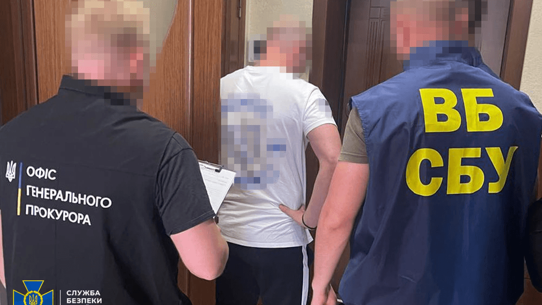 Правоохоронці під час затримання одного із підозрюваних