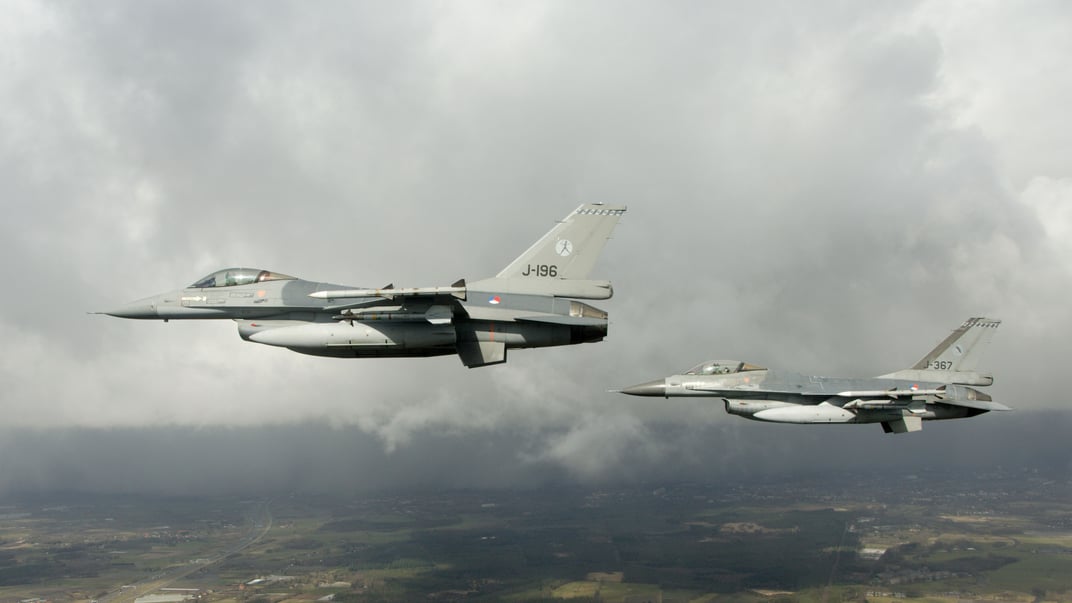 Иллюстративное фото. Два нидерландских F-16 в воздухе