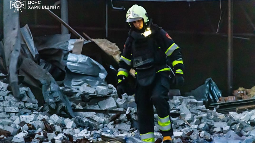 Рятувальник на місці російського удару на Харківщині