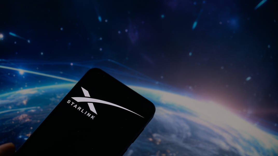 Ілюстративне фото. Логотип Starlink на мобільному телефоні
