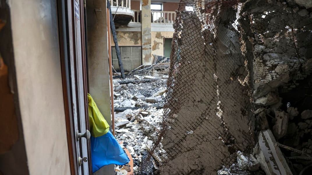 Український прапор на залишках будівлі Маріупольського драматичного театру, 4 квітня 2022 року