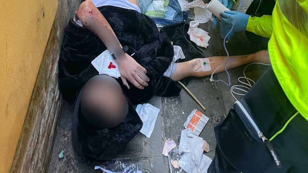 Постраждалому чоловіку надають допомогу