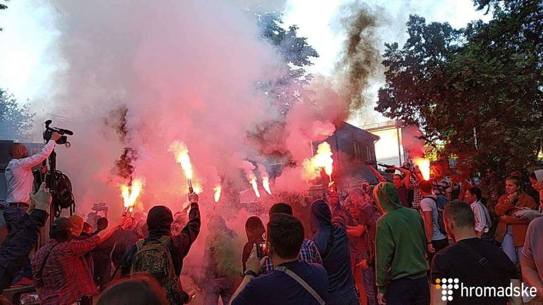 Под офисом NewsOne устроили акцию протеста из-за телемоста с «Россией24»