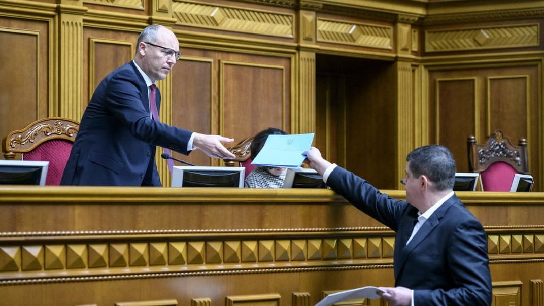 Спікер Андрій Парубій (ліворуч) прийняв заяву про вихід з коаліції від голови фракції «Народний фронт» Максима Бурбака під час засідання Ради, Київ, 17 травня 2019 року