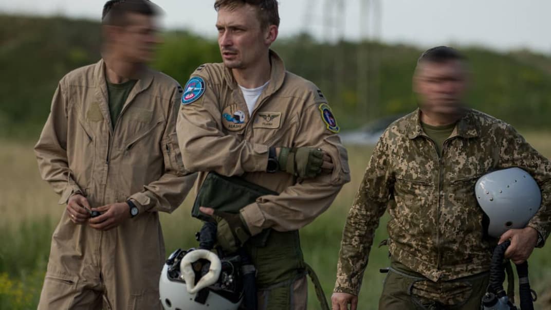 Подполковник авиации Денис Василюк (в центре)
