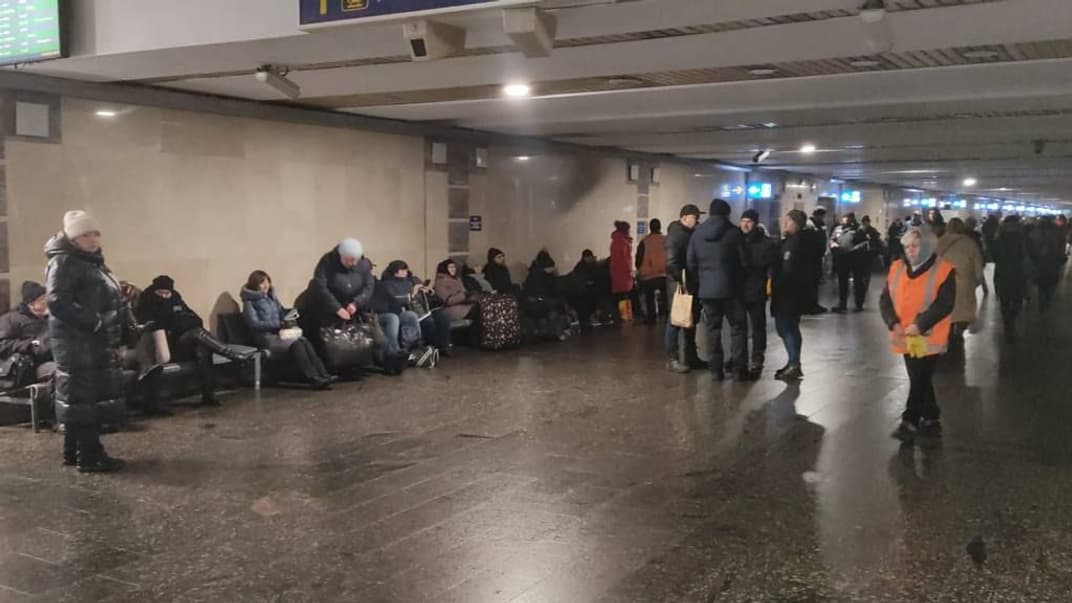 Люди очікують на закінчення повітряної тривоги на залізничному вокзалі в Києві