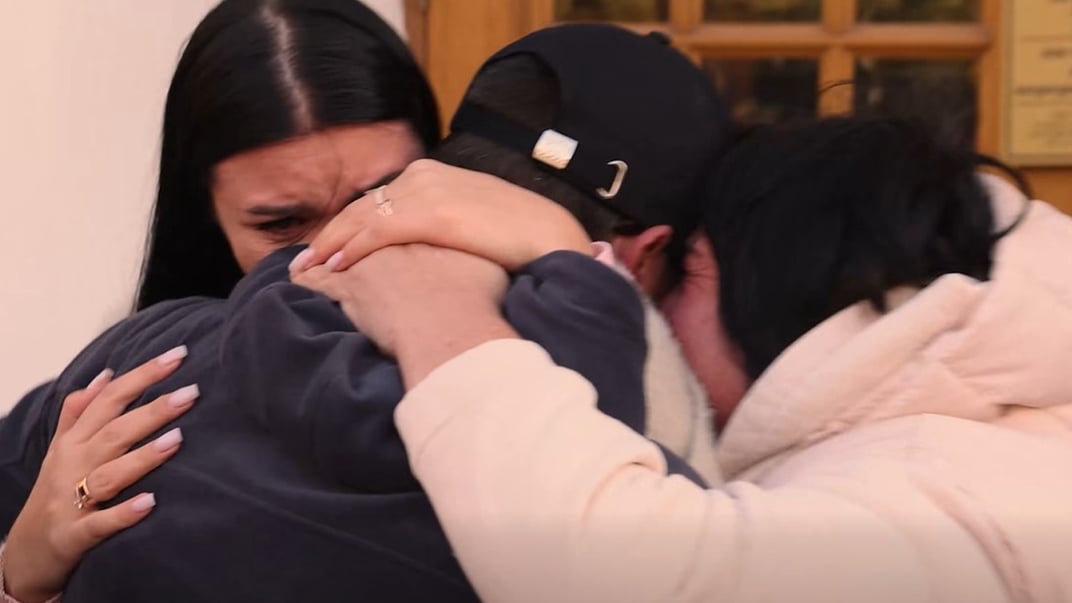 Родичі зустрічають українського військового, якого вдалося визволити з окупованої території