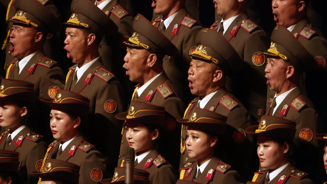 Военный хор Северной Кореи поет российскую песню во время концерта после российско-северокорейских переговоров, 19 июня 2024 года в Пхеньяне, Северная Корея