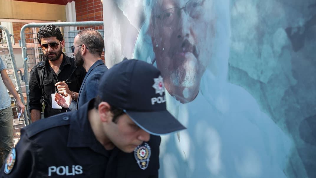 Журналисты и полиция перед консульством Саудовской Аравии в Стамбуле в годовщину убийства в этом здании саудовского журналиста Джамаля Хашогджи, Турция, 2 октября 2019 года