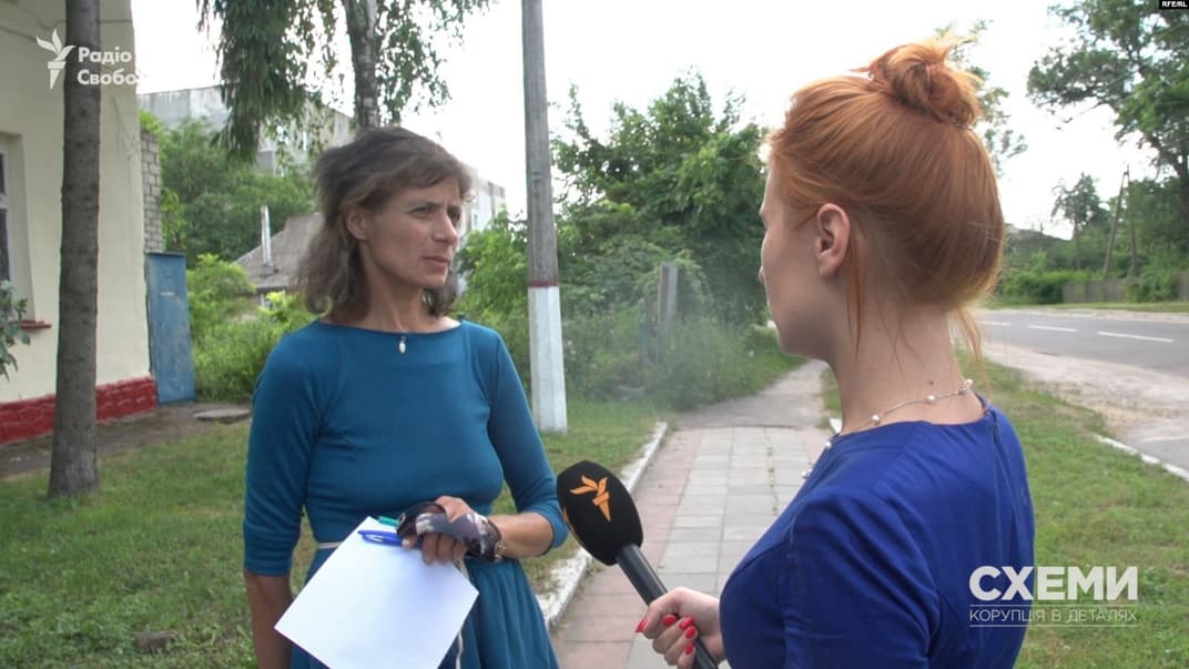 Жительница города Барышевка Оксана Пасенко (слева), указанная как истица по делу о запрете украинскому лоукостеру SkyUp осуществлять полеты