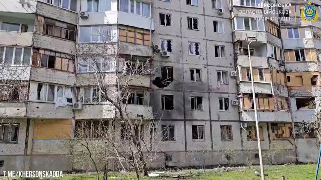 Наслідки російського обстрілу по Дніпровському району Херсона, 11 квітня 2025 року