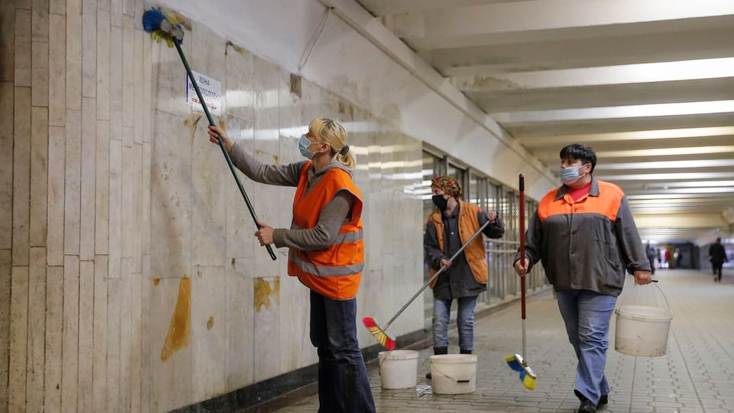 Працівниці Київського метрополітену миють стіни біля входу до метро «Майдан Незалежності»