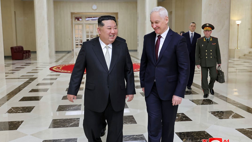 Лідер Північної Кореї Кім Чен Ин з російським міністром оборони андрієм бєлоусовим