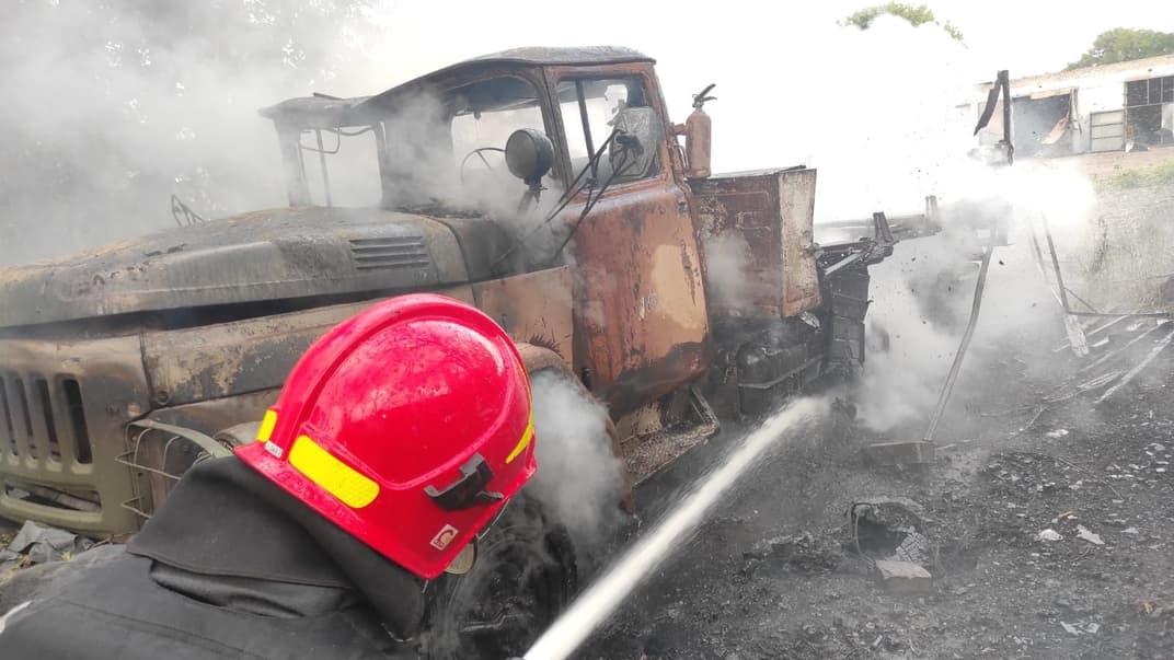 Спасатели в Покровске тушат грузовые автомобили, которые загорелись из-за российских обстрелов, 16 июля 2022 года