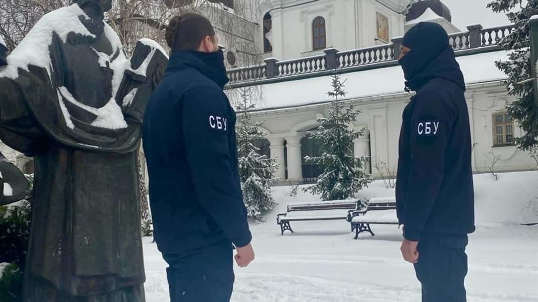 Сотрудники СБУ на территории Киево-Печерской лавры, 9 февраля 2024 года