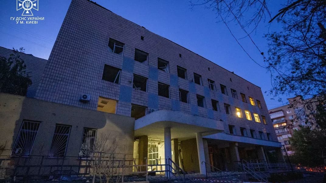 Поврежденная поликлиника в Деснянском районе Киева, возле укрытия которой погибли люди