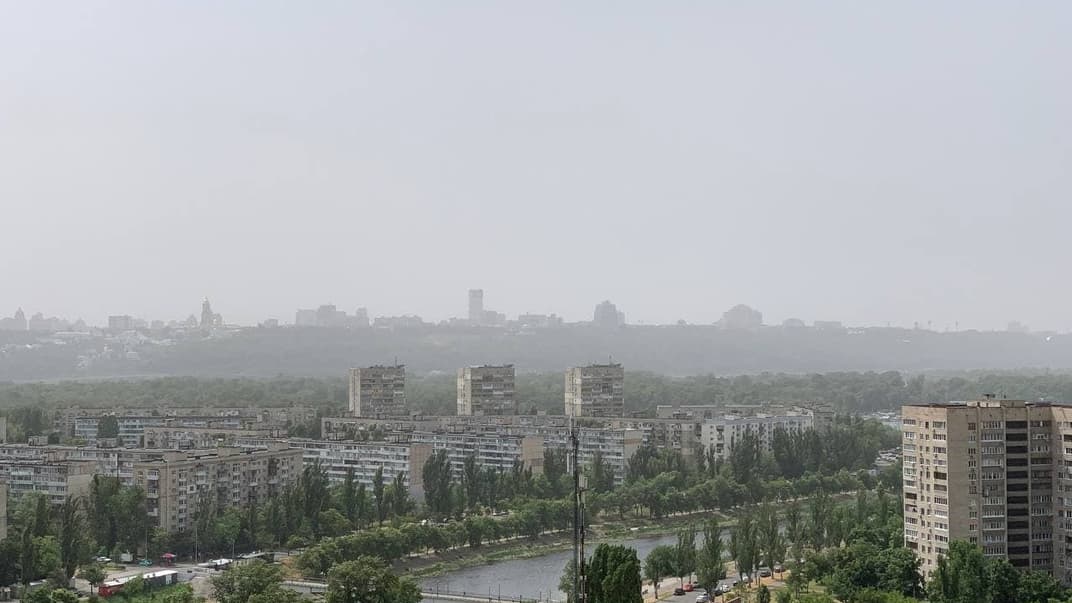 У Києві значно погіршилась видимість через хмару піску, яку принесло у столицю з Астраханських степів, 22 червня 2021 року
