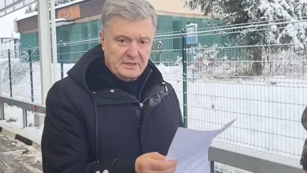 Петро Порошенко показує дозвіл на відрядження для виїзду за кордон