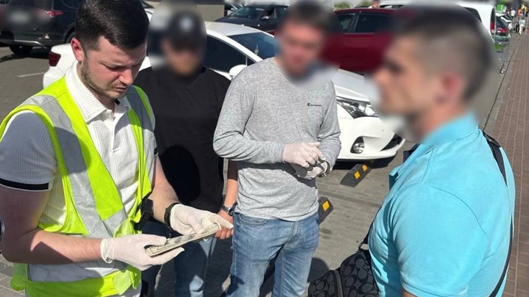 СБУ: Посадовця КМДА викрили на хабарі у 15 тисяч доларів СБУ: Посадовця КМДА викрили на хабарі у 15 тисяч доларів