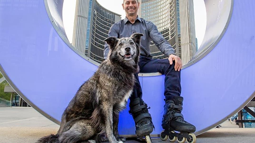 Собака Моллі та її власник Тобі Гіпс