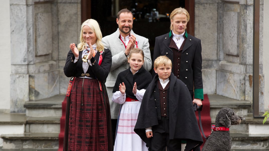 Маріус Борг Хойбі (праворуч позаду) з королівською сім'єю Норвегії
