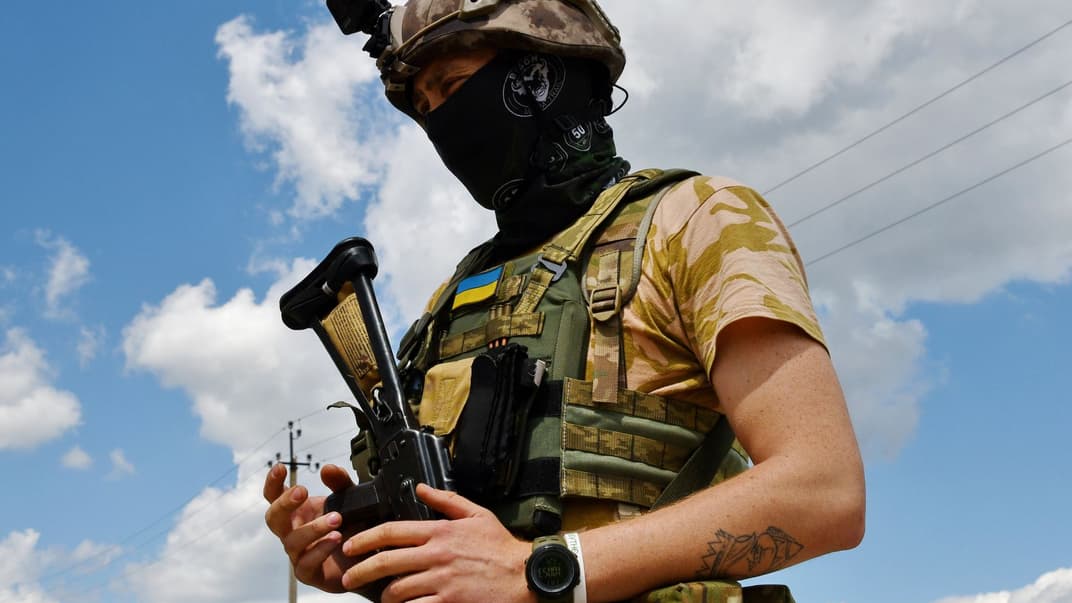 Український військовослужбовець на варті у селі Маяки Донецької області, 27 травня 2022 року